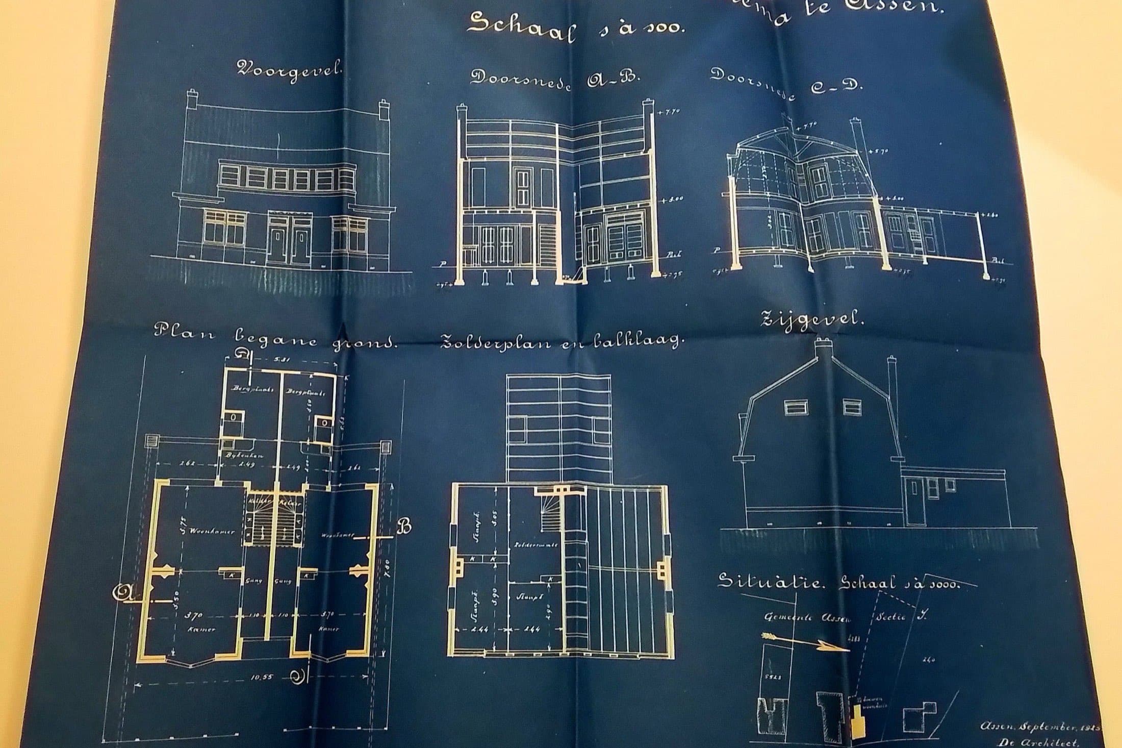 Blauwdruk uit 1925 van een dubbel woonhuis met gevelaanzichten, doorsneden en plattegronden van de begane grond en verdieping.