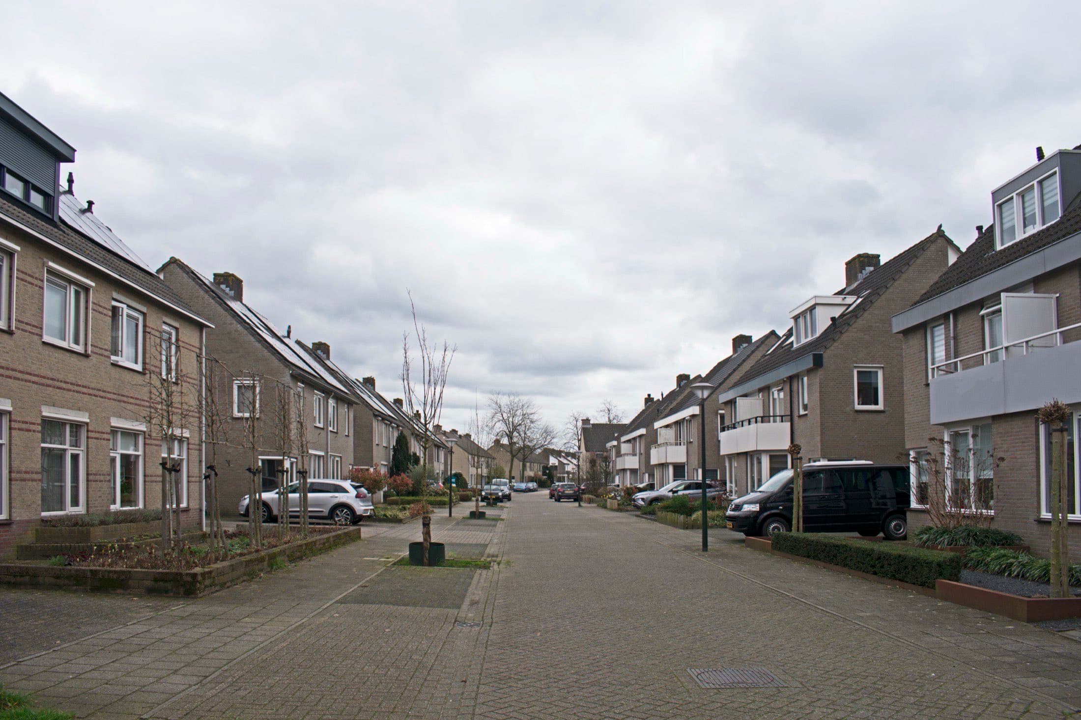 Woonstraat met bakstenen rijtjeshuizen met puntdaken en dakkapellen aan de Silmarien in de wijk Genoenhuis in Geldrop, gemeente Geldrop-Mierlo.